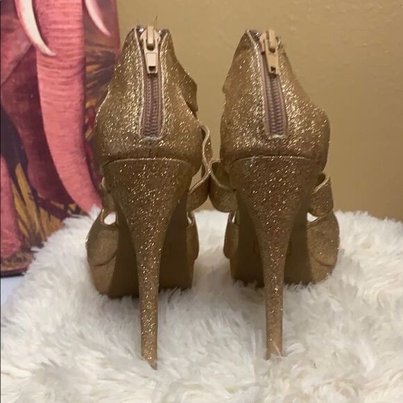 Shiny gold heels - Picture 3 of 5